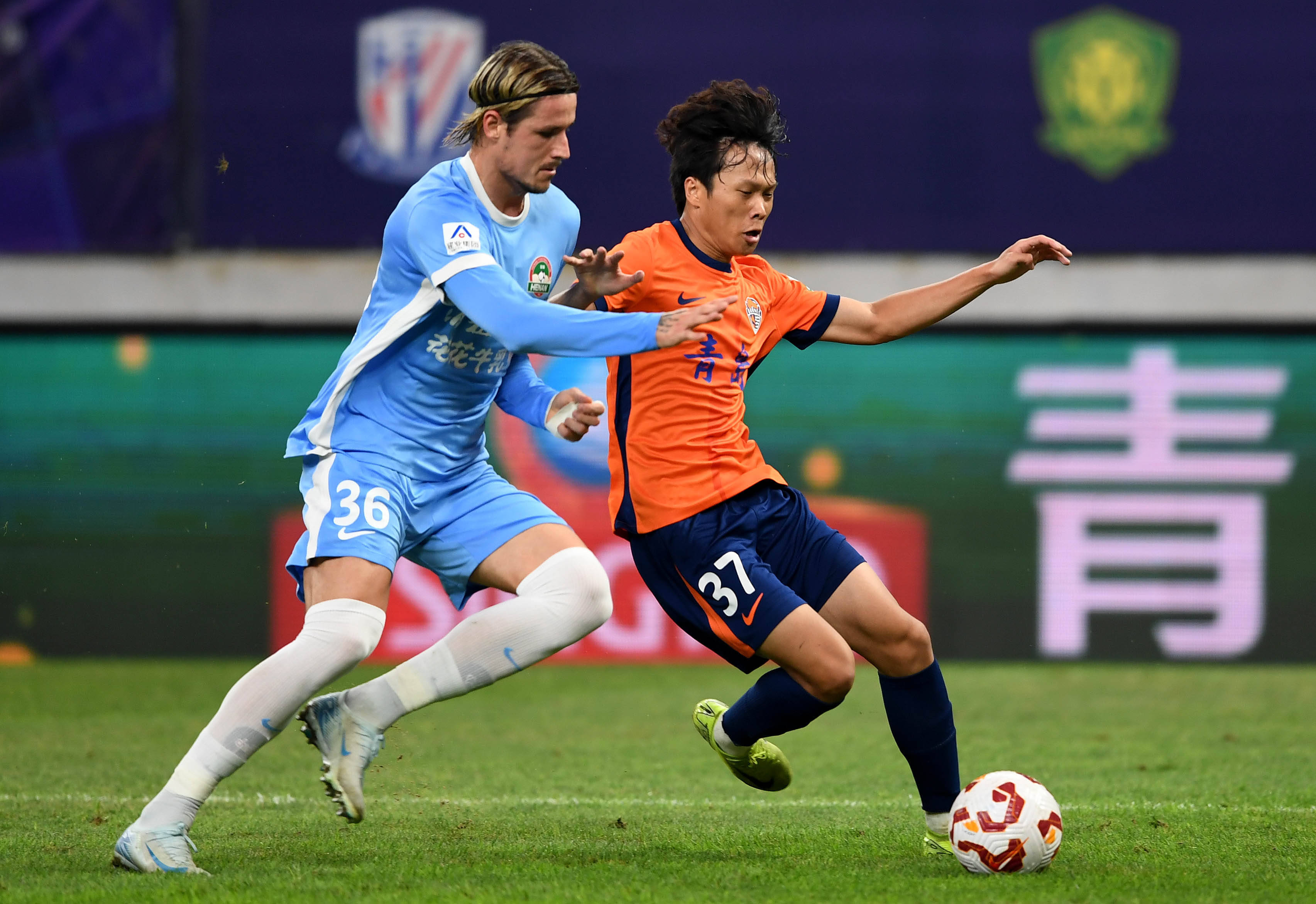 埃斯特旺经纪人：我们连续4年和巴萨谈转会，但对方财政困难（埃斯特旺经纪人：与巴萨四年洽谈转会受阻，因其财务吃紧）