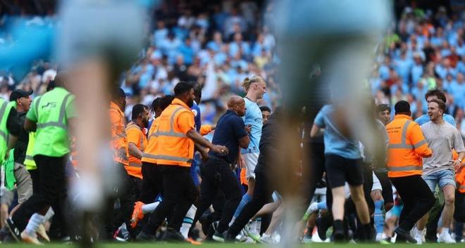 大师的舞步，佩德里左脚凌空卸球后右脚送出精妙直塞（佩德里舞步生风：左脚凌空卸球，右脚直塞穿透防线）