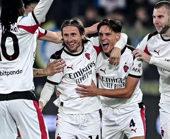 胡尔克完成职业生涯500球里程碑，球迷打出巨型TIFO致敬（胡尔克达成生涯500球壮举，球迷以巨型TIFO致敬）