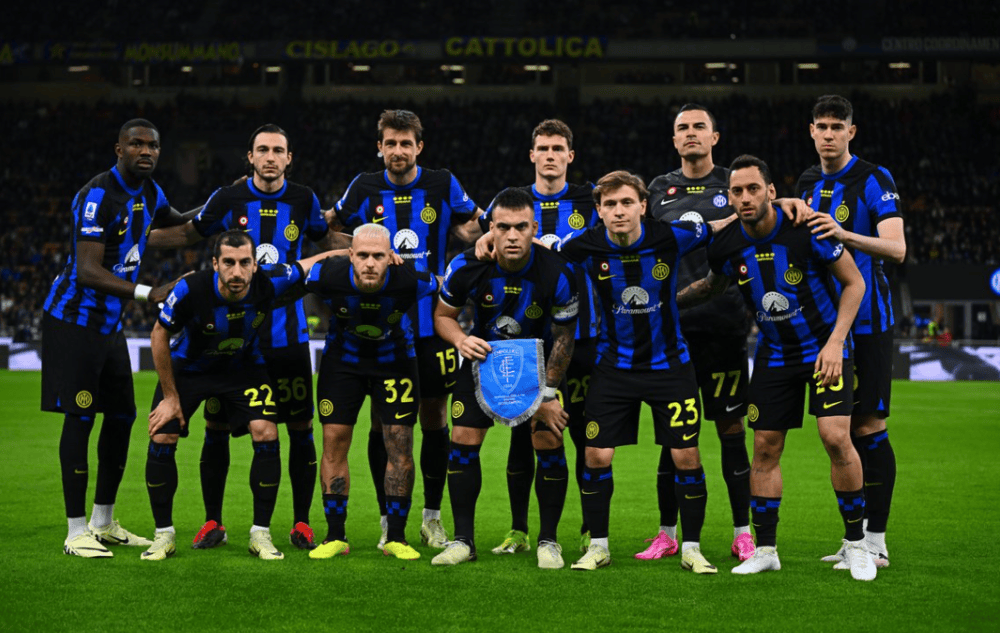 不满判罚，西蒙尼向裁判抗议：你不会给维尼修斯出牌的（西蒙尼不满判罚，质问裁判：为何不向维尼修斯出牌？）