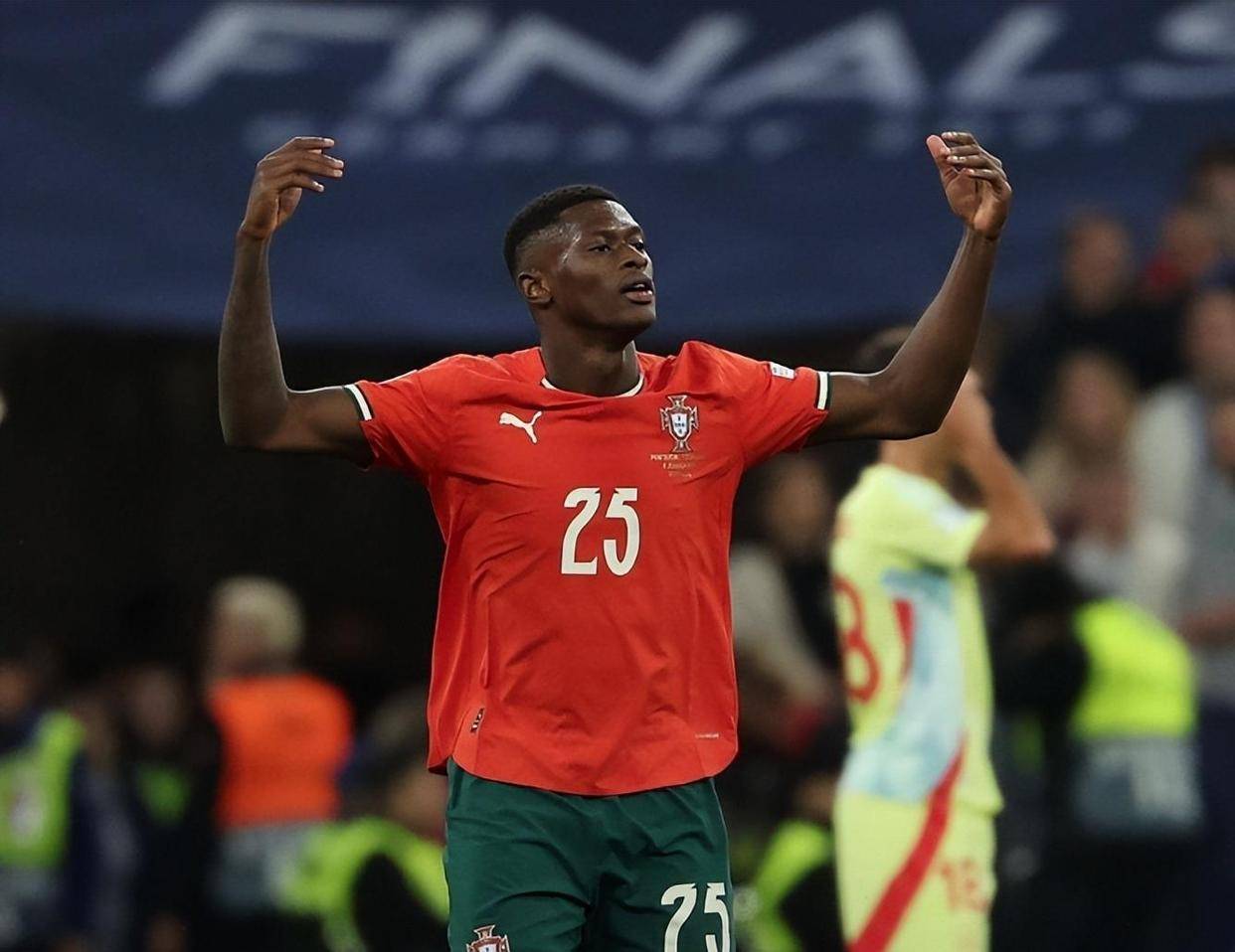 奥赖利：我们不应过分关注阿森纳，踢左后卫让我有更大自由度（奥赖利：不必过分关注阿森纳，司职左后卫让我发挥更自由）