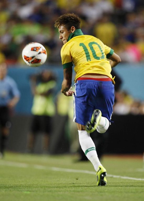 紧张与深夜会议……哈维·阿隆索的未来悬而未决（紧张升级与连夜磋商，哈维·阿隆索前途未卜）